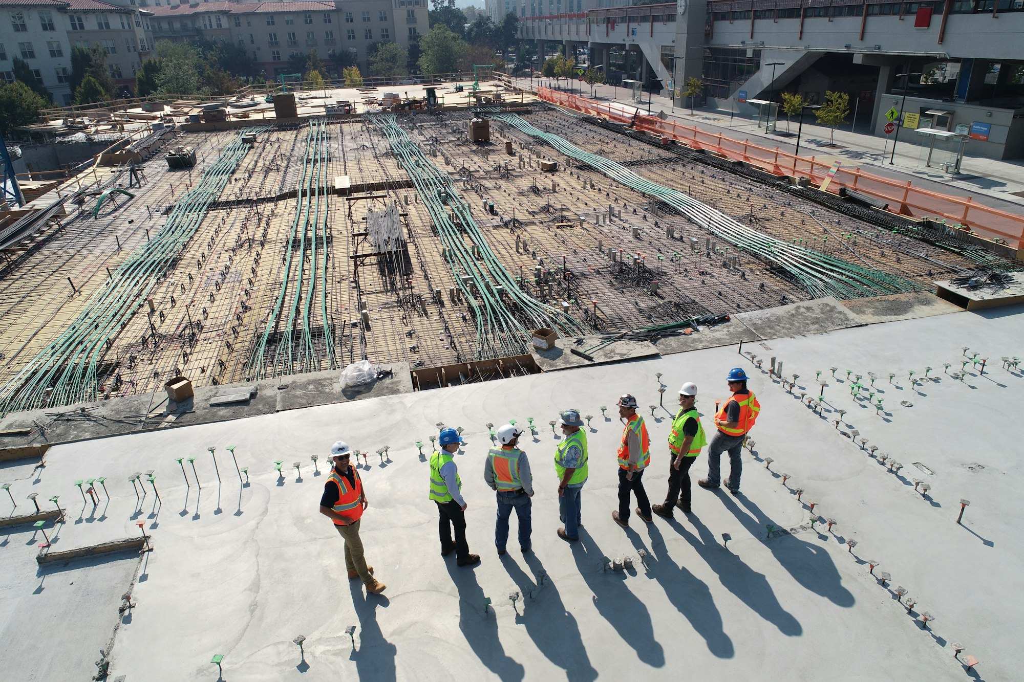 Terrain en chantier avant les travaux, sol nu et engins